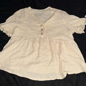 Tan/crème shirt with lace at the end of the sleeve !